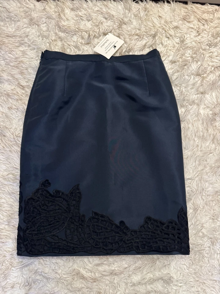 Oscar de la Renta 100% Silk Embroidered Skirt, Lined, Size 8 - Image 2 of 3