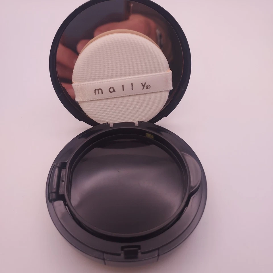 Mally Flawless Finish Transforming Effect Foundation Compact LIGHT  - Image 2 of 4