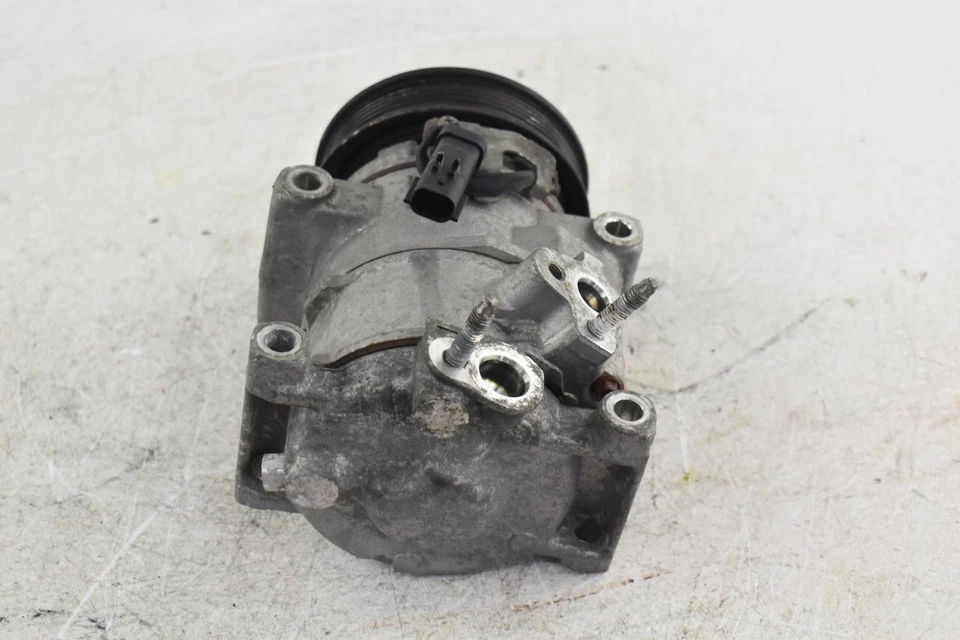 Compresor de aire acondicionado usado se adapta a: Chrysler Town & Country 2013 3,6 L con aire acondicionado trasero grado A Foto 2 de 4