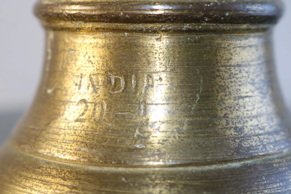 Campana religiosa colgante de latón vintage original antigua hecha a mano grabada India 20 Foto 4 de 4