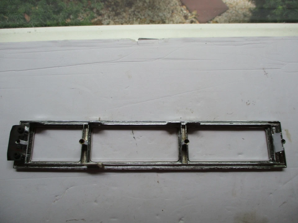 Bisel de montaje de placa GM 20652607 1985-1990 Buick Electra Foto 4 de 4