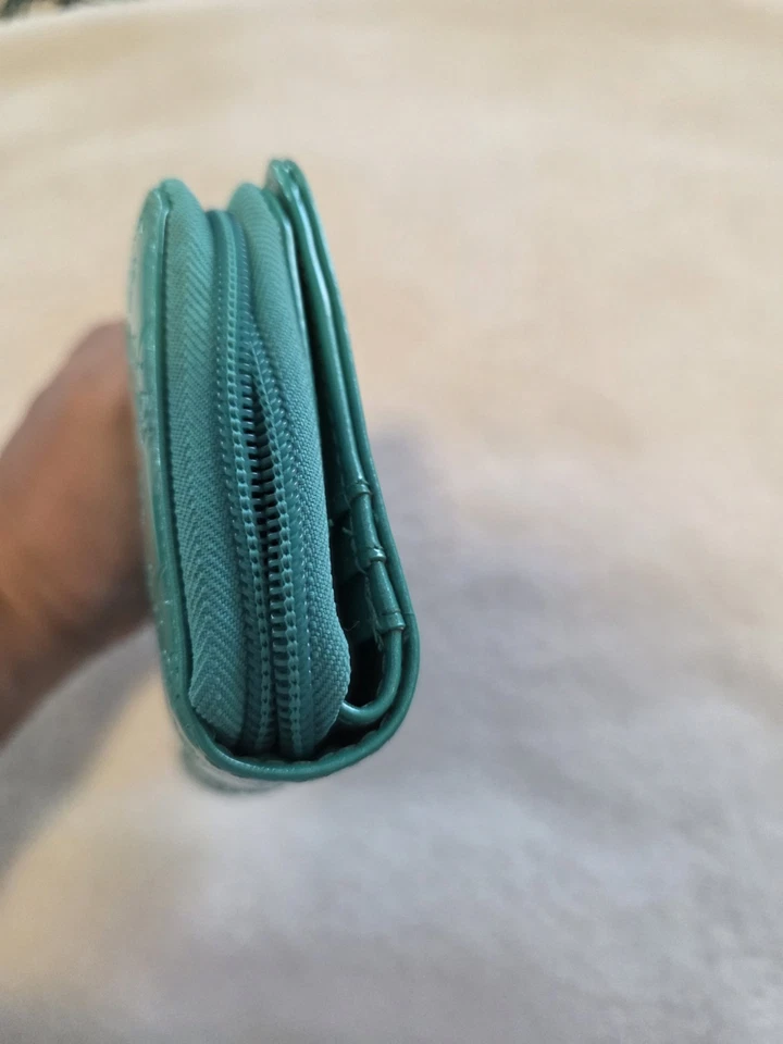 Cartera Sanrio X Loungefly Hello Kitty imitación charol 7,5 X 4 X 1 Foto 4 de 4