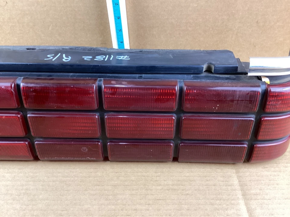 Luz trasera derecha del lado del pasajero Plymouth Caravelle 1985 4174776 OEM Foto 4 de 4