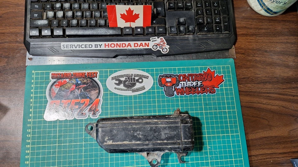 Caja de herramientas Honda XL250R 83510-KL4-000 usada para 1984-1987 Foto 2 de 4