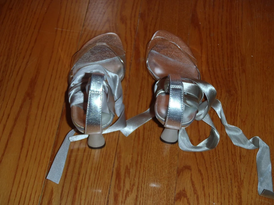 Sapatos formais de casamento Touch Ups Jennifer prata vinil biqueira aberta ~ Tamanho 6M novo na caixa - Imagem 2 de 4