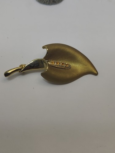 Gold Peace Calla Lily Flower Brooch Pin Gold Tone Crystals - Picture 6 of 8