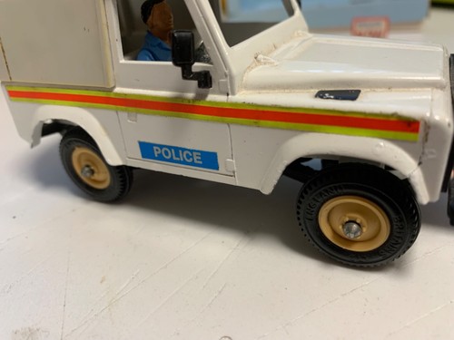 BRITAINS.1:32.9691.POLICE LAND ROVER DEFENDER 90. SWB. BOLLARDS.SIGNS.WINCH. - Picture 10 of 24