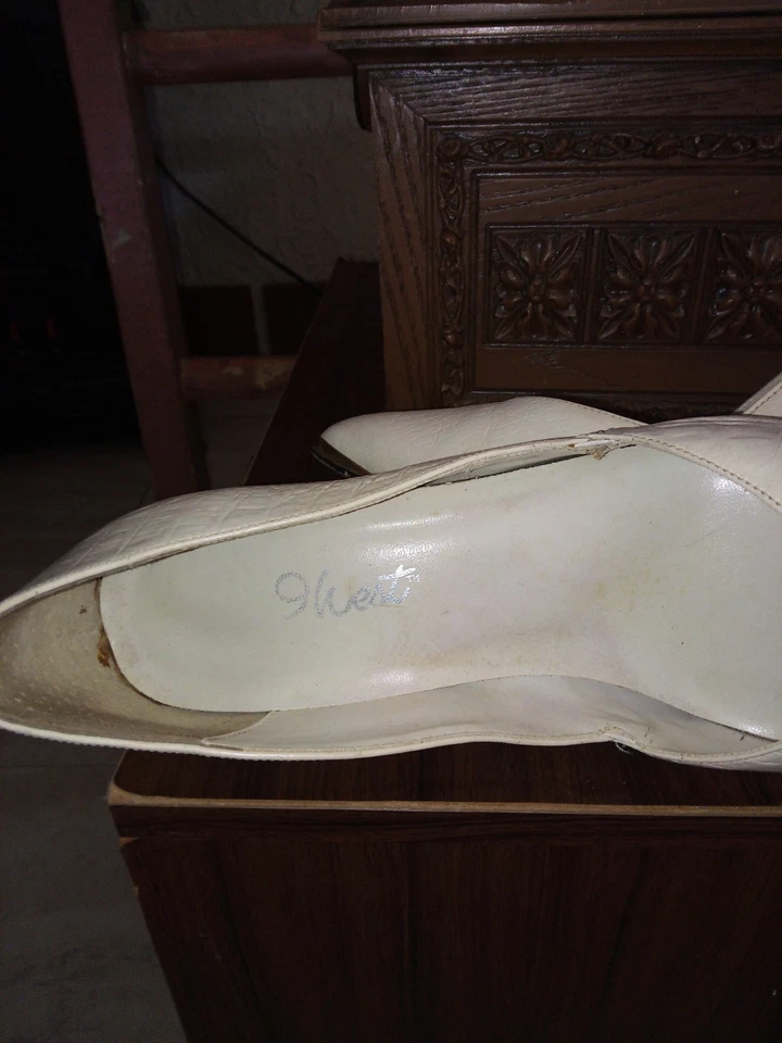 Zapatos de salón vintage años 90 cuero blanco punta dorada  Foto 3 de 3