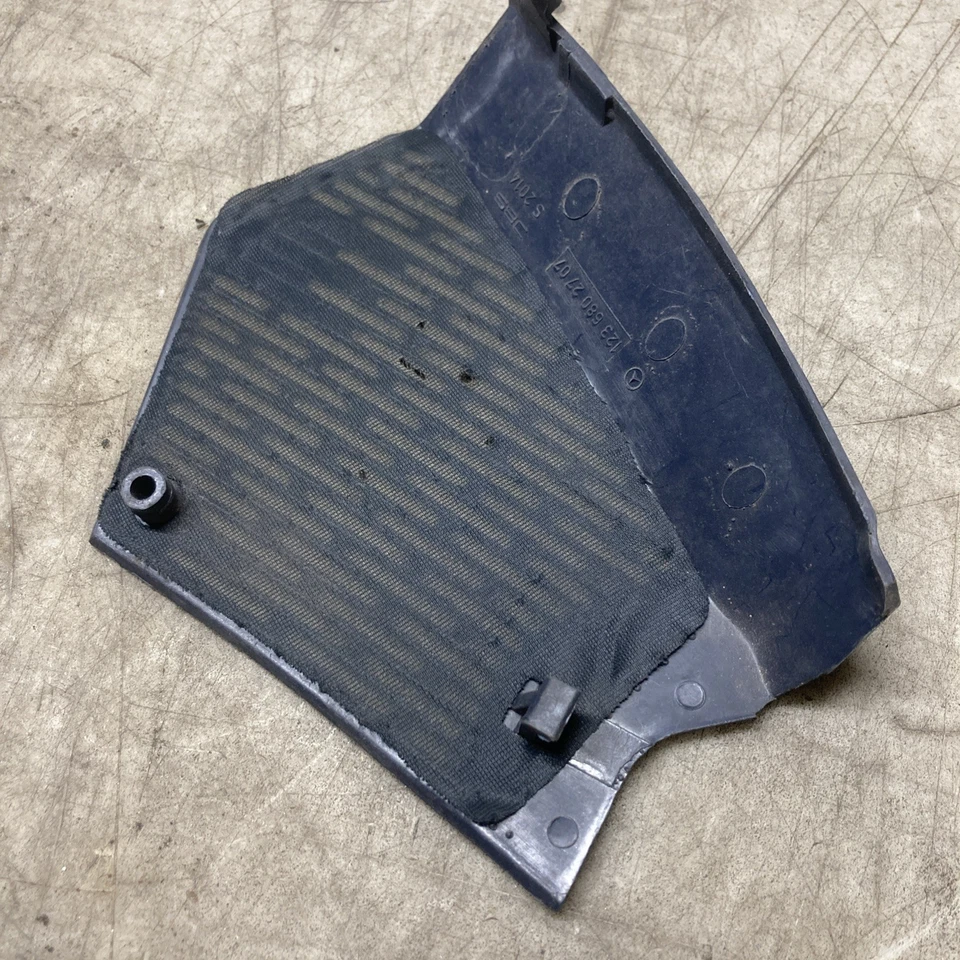 Capa de alto-falante painel frontal direito preta Mercedes W123 1236802707 - Imagem 2 de 3