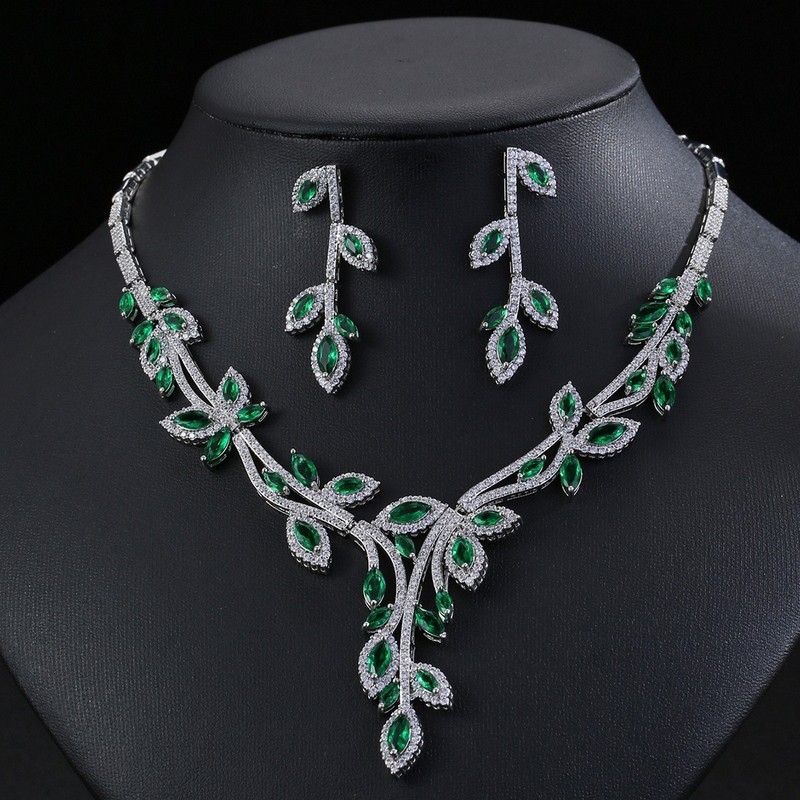 18k Platinum Plated  Emerlad Green Swarovski Crystal  Necklace Earrings  Set