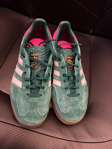 Adidas Gazelle Indoor (WMNS) in the Collegiate Green / Pink colorway.