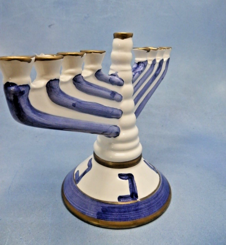Portavelas World Bazaars cerámica menorá judaica 9 azul/blanco 11" de largo - Imagen 2 de 7