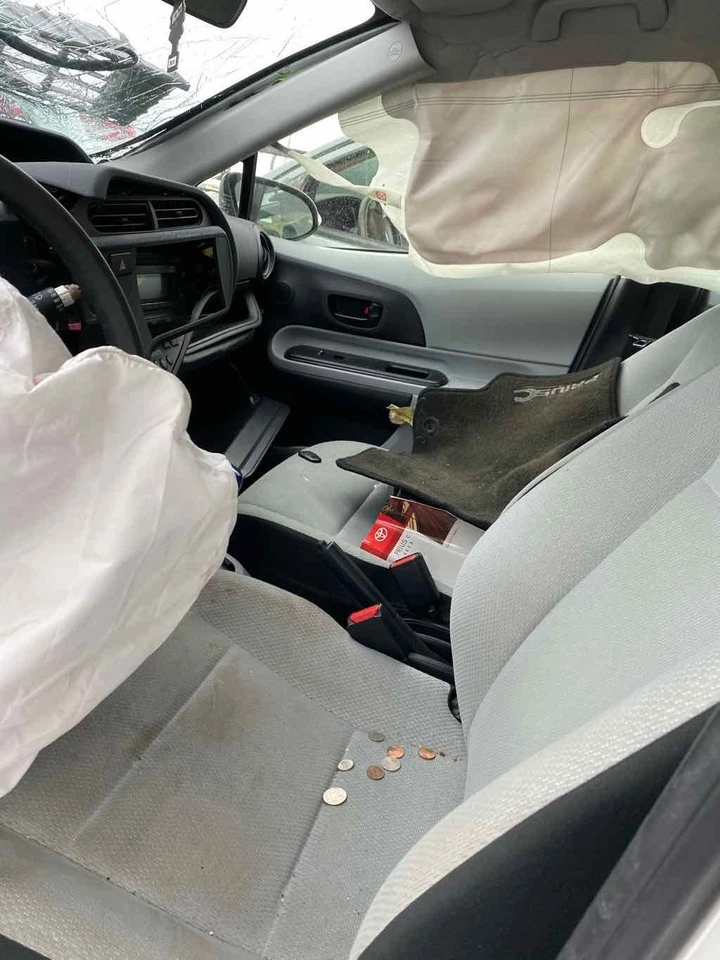 Bomba de dirección asistida usada se adapta a: Toyota Prius Prius C 2013 VIN B3 7º y 8º digi Foto 4 de 4