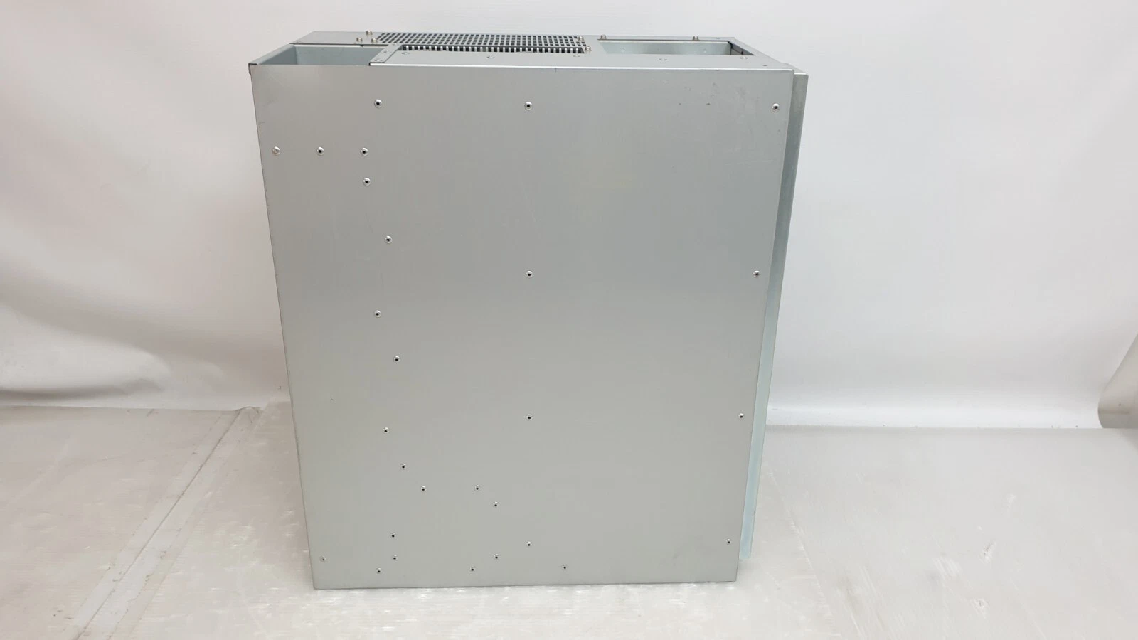 Plain side panel of the PFU PDS-BXXE200A chassis