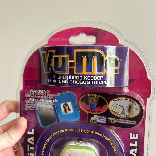 Vu-Me Micro Photo Keeper Digital Photo Album Necklace 2007 NEW - Picture 2 of 5