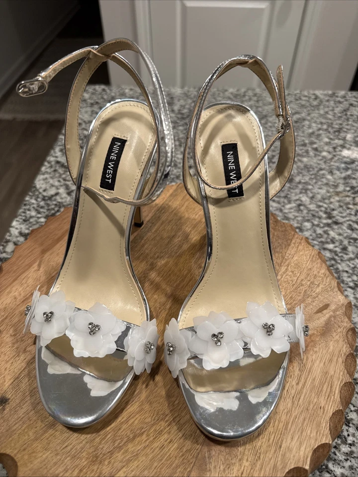 Precioso Nine West plateado talla 8,5 Foto 2 de 4