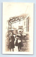 Antigua foto vintage par de chicas dúo de pie fuera de casa foto instantánea original