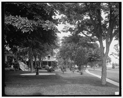 Photo:Cottages along water front, Prospect Point, Shelter Island, N.Y.