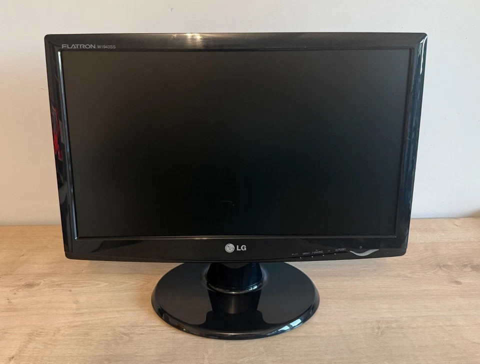 LG Flatron W1943SS 19" Inch LCD Monitor 16:9 Widescreen 1366x768 VGA - Black - Image 3 of 4