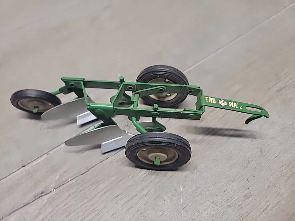 VINTAGE TRU SCALE 2-BLADE 2 CUTS GREEN TRACTOR PLOW ATTACH. 2 BLACK RUBBER TIRES - Image 3 of 4