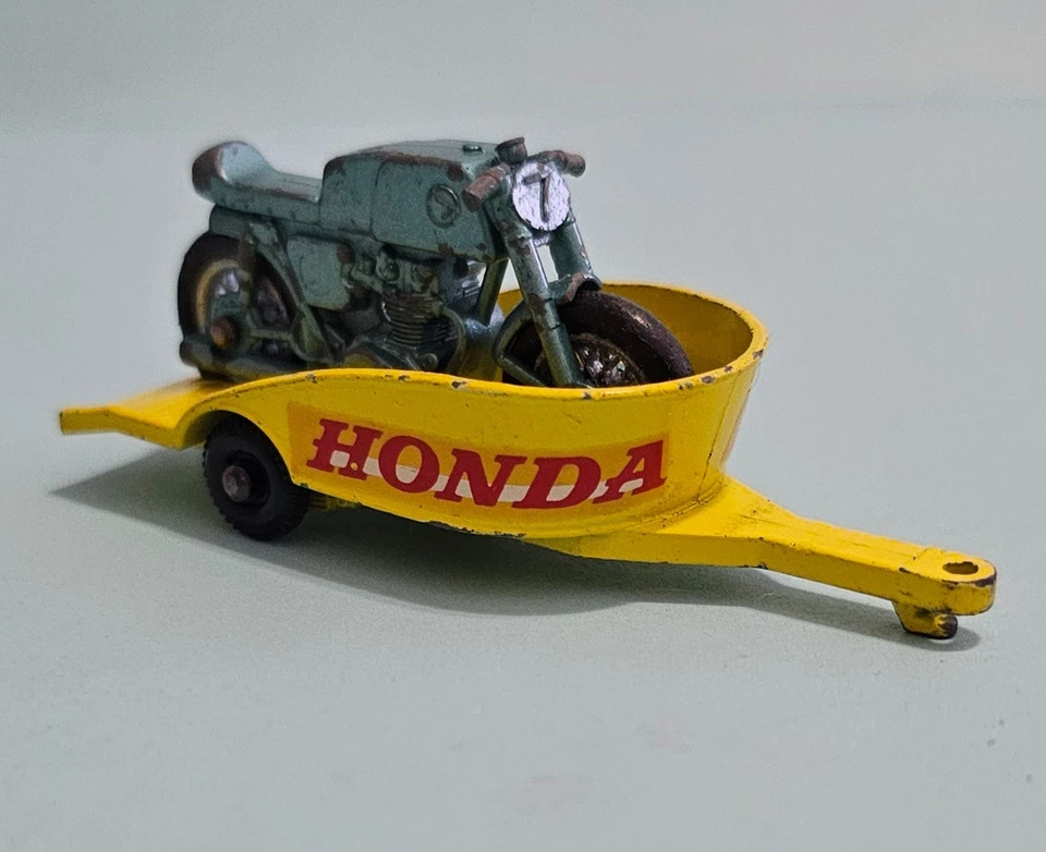 Remolque Honda Matchbox #38 amarillo vintage con motocicleta Honda verde Foto 4 de 4