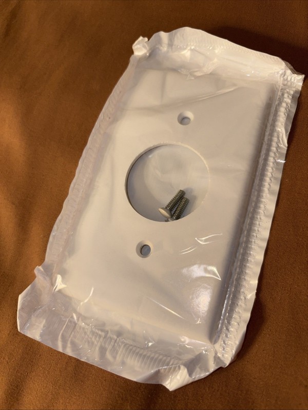 New Leviton 88004 1-Gang White Single Receptacle Wall Plate Cover
