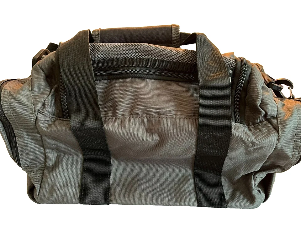 Bolsa de viagem Bass Pro Shops Club alças duplas, 4 compartimentos com zíper, nova - Imagem 4 de 4