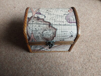 Schmuckstückbox aus Holz mit Deckel 16 cm x 12 cm x 13 cm.  Evolution. Antike Musterkarte.