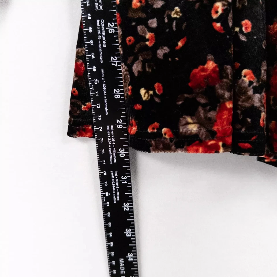 Mameluco floral negro con cuello en V profundo manga larga terciopelo Charlotte Russe, talla pequeña Foto 4 de 4