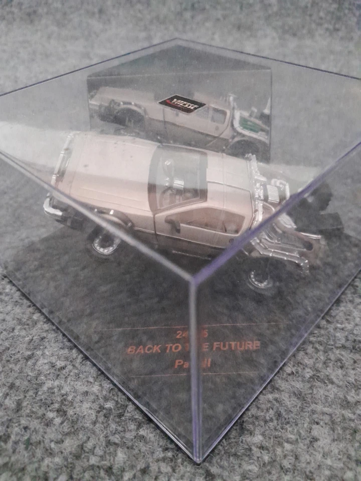 Back To The Future 2 DMC DeLorean Vitesse 1:43 Fly Mode Movie Replica Free VHS - Image 3 of 4