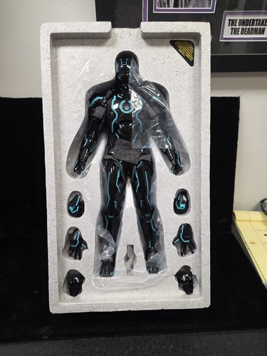 Hot Toys Iron Man 2 - Modellino Neon Tech Iron Man Mark IV scala 1/6 - Foto 3 di 3