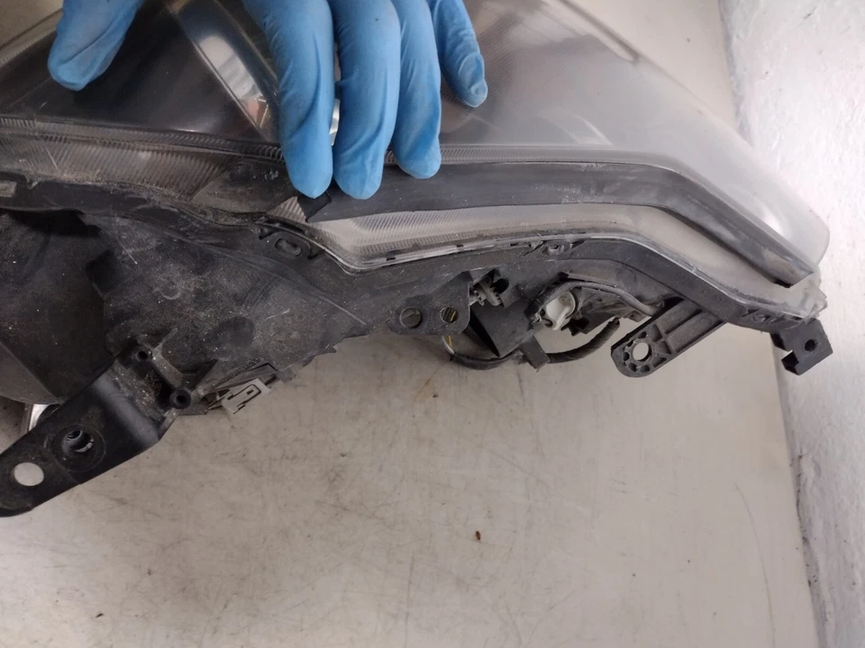 06-2010 INFINITI M35 M45 HID XENON L.H. Carcasa negra del lado del conductor Foto 3 de 4