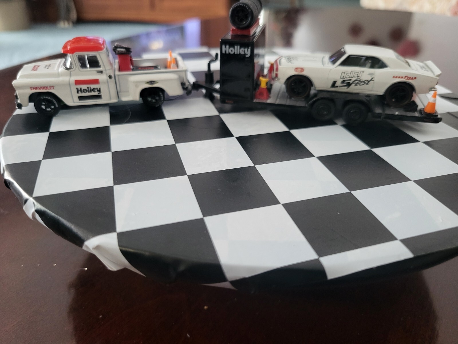 M2 Customized 1:64,58 Chevy Apache Stepside, 72 Chevy Comaro & Diecast Trailer