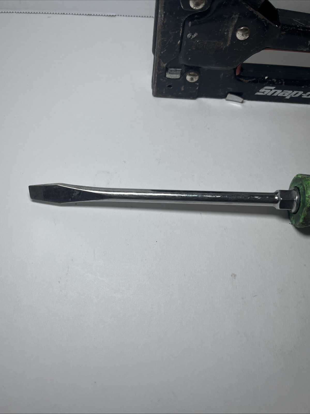 Snap On Handheld 4way Stapler No. 32366 w/ Green 5/16 Flathead Screwdriver SGD6B