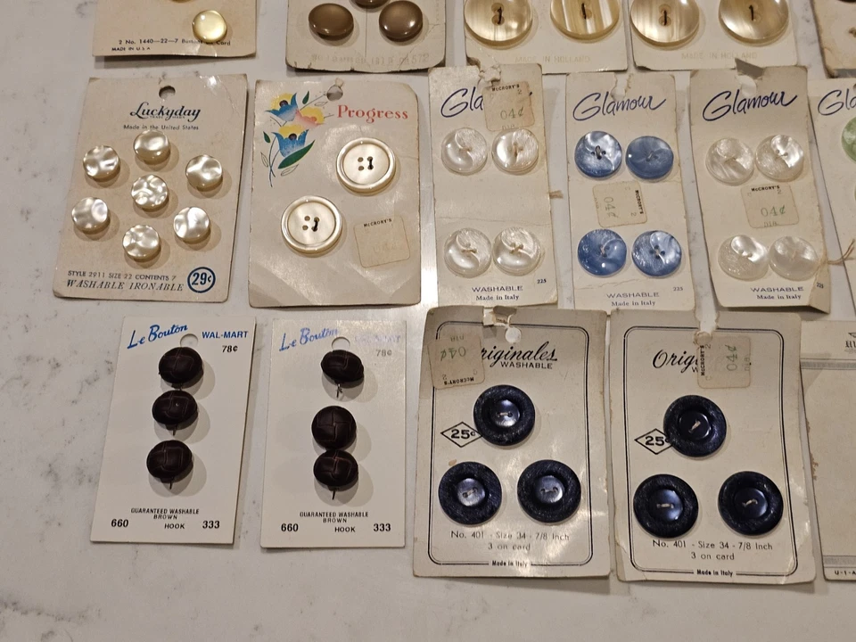 New Old Stock Vintage LOT Buttons 17 Luckyday Glamour Le Chic Original Card - Image 3 of 4