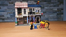 LEGO CREATOR: Bike Shop & Cafe (31026) 100% Complete with Original Box & Ba