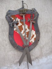 PANNELLO LEGNO CON 3 SPADE DA ORNAMENTO IN FERRO CON INCISIONI - EMILIA 1950-60