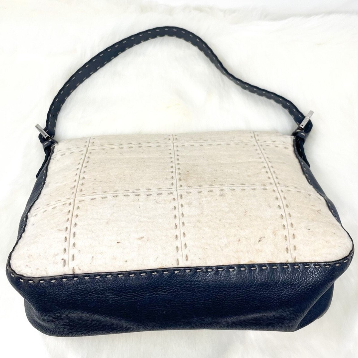 バッグ FENDI Baguette wool handbag FENDI GREY ZUCCA WOOL BAGUETTE BAG – RDB