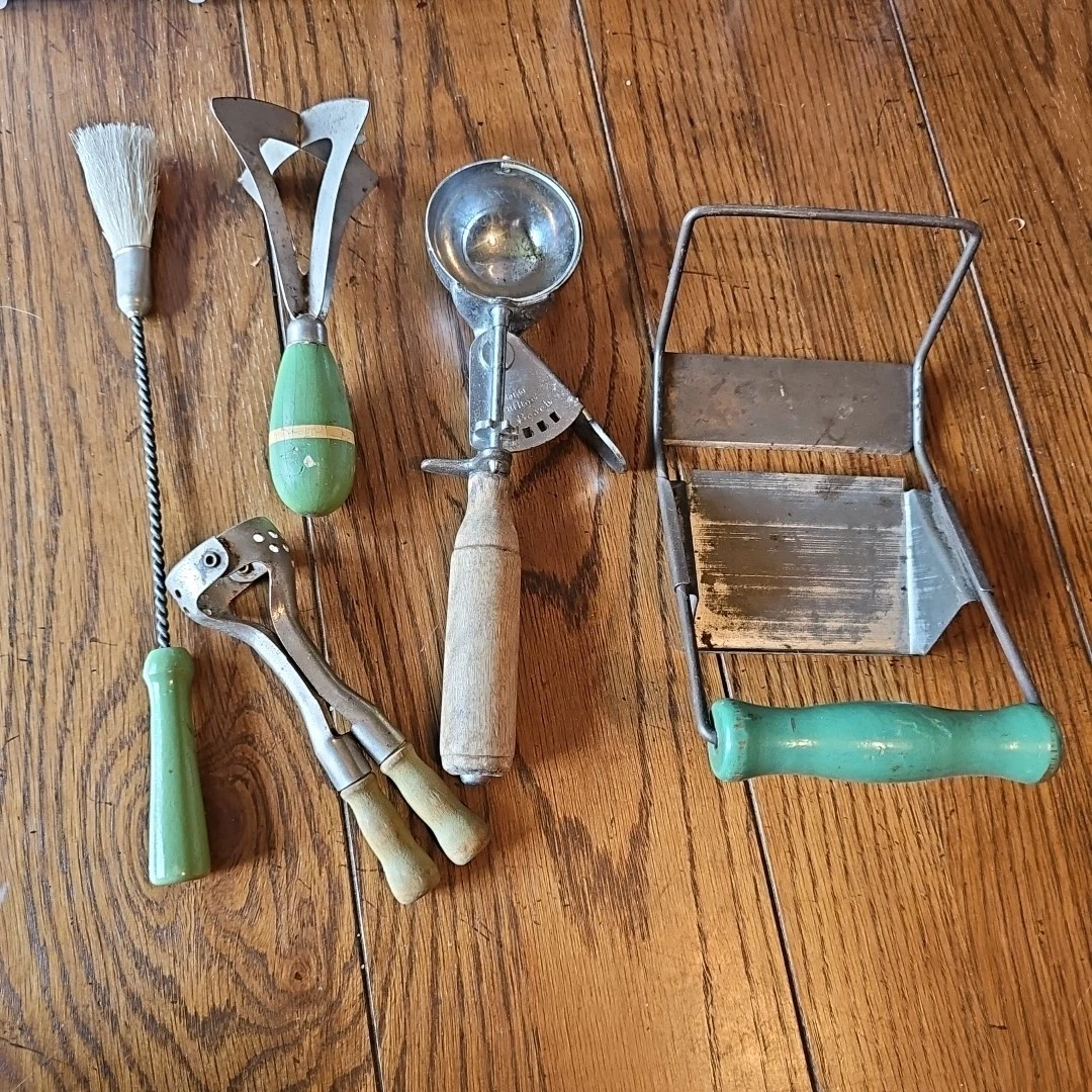 Vtg Green Pastry Basting Brush Nutcracker Cutter Chopper Slicer Ice Cream Scoop
Opens in a new windo