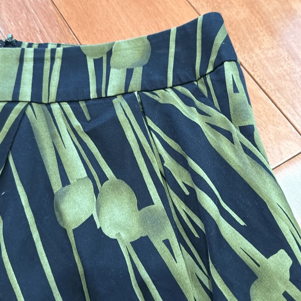 Falda plisada línea A Kenneth Cole Reaction para mujer negra verde floral con cremallera talla 8 Foto 2 de 4