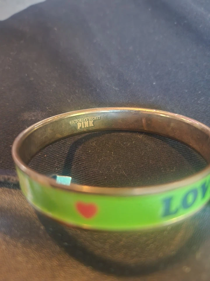 Pulsera Victoria's Secret vintage. Pulsera Love Rosa, Verde Con Bronce. Rosa Foto 3 de 4