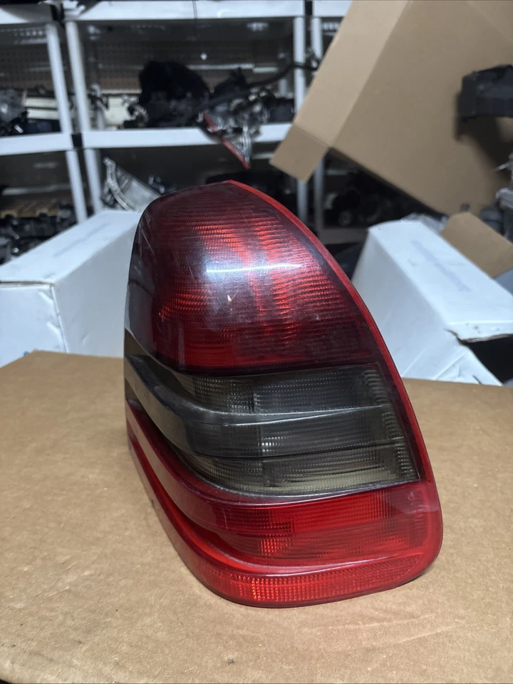 Luz trasera derecha mercedes-benz c230 1999 2028203864 usada. Foto 2 de 4