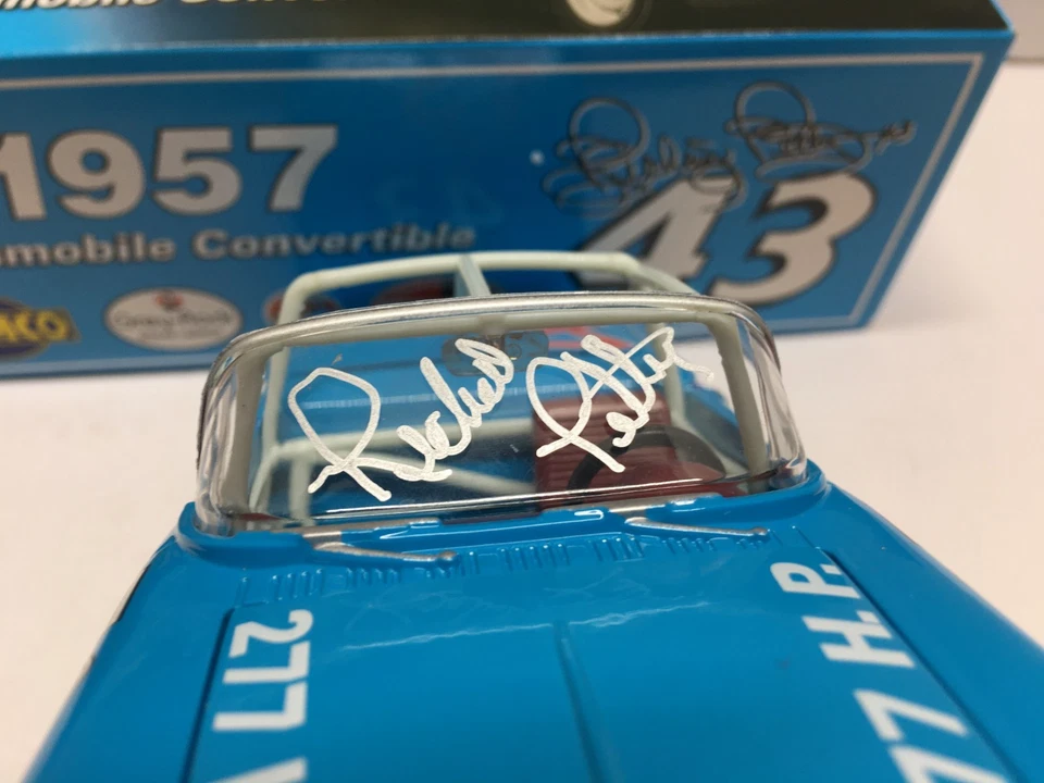 Richard Petty autografiado diecast 1957 #43 Olds convertible 1/24 RC2 Foto 2 de 4
