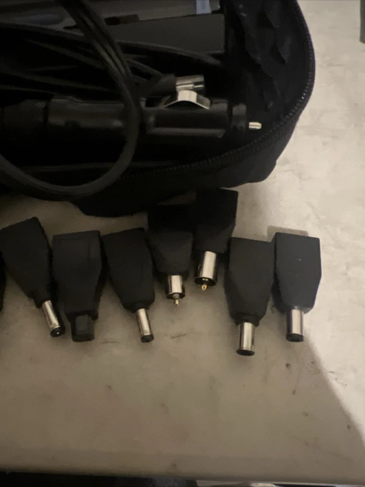 FUENTE DE ALIMENTACIÓN PORTÁTIL TARGUS 65W AC MODELO ac70u con FUNDA DE TRANSPORTE Y 8 ADAPTADORES Foto 3 de 4