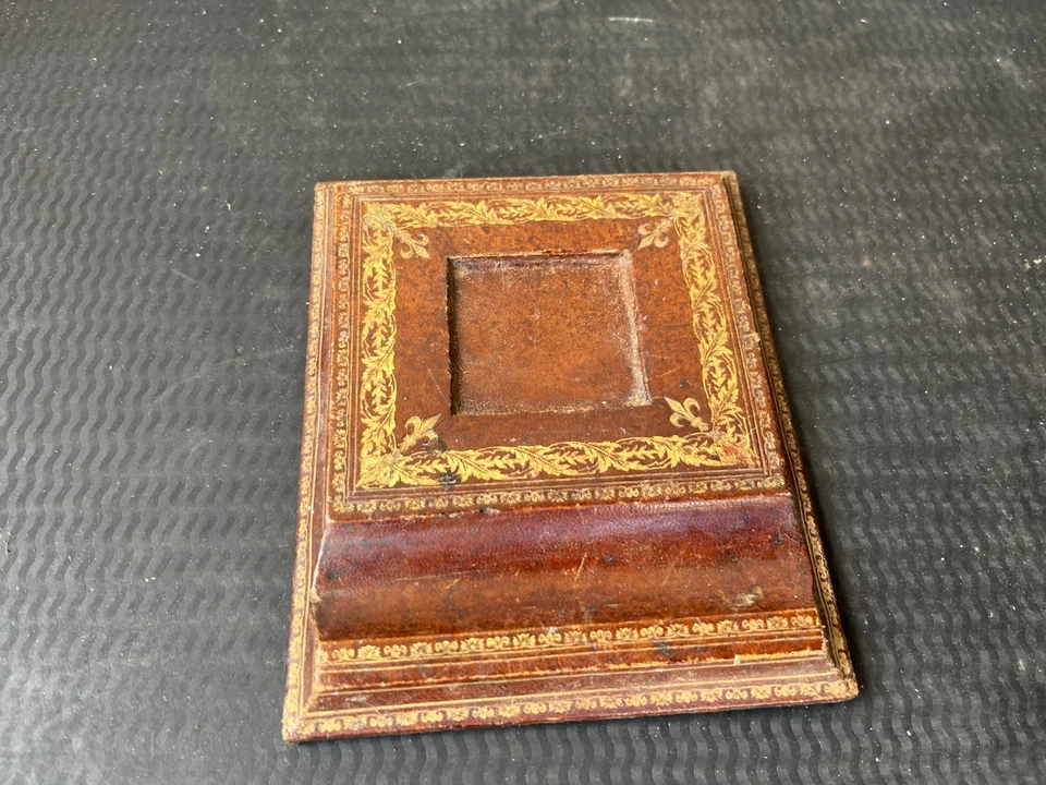 Petit Cadre Ancien en Cuir Doré – Style XIXᵉ - Photo 2/4