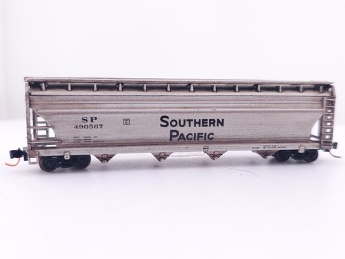 Atlas Spur N Southern Pacific 4 Bay Centerflow Hopper Car SP 490567 Weathered | Zustand: Used