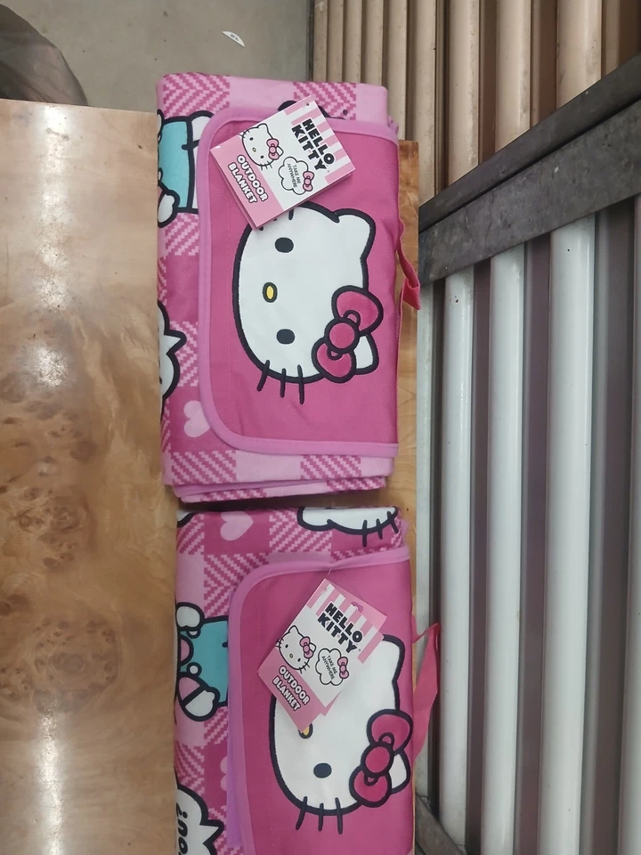 Manta de picnic exterior Hello Kitty 50"X70" nueva con etiquetas Foto 2 de 4