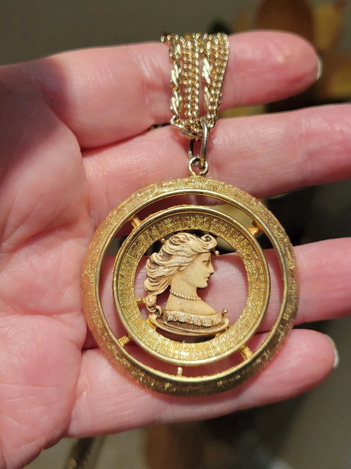 Collar Multi Cadena Acabado Corte Diamante Oro Rodeado Camafeo Grande Mediados de Siglo Foto 4 de 4