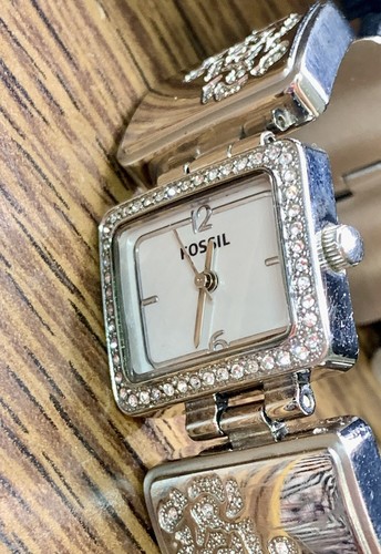 Fossil Damenuhr silberfarbene Kristalle Lünette, Armband filigran Rosen Neu Batt - Bild 2 von 24