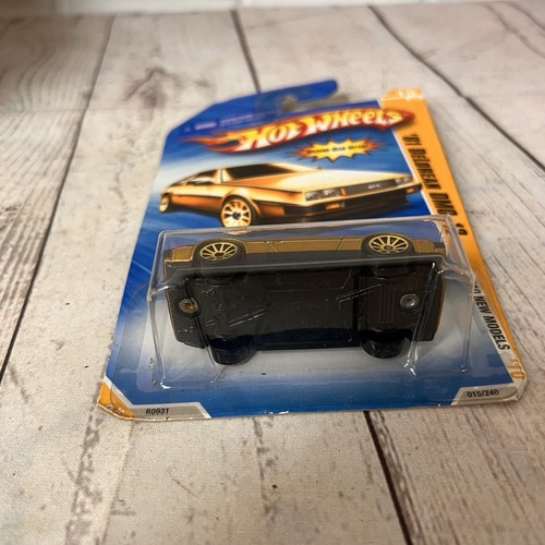 Hot Wheels 2010 New Models #15 '81 DeLorean DMC-12 Gold A - Picture 5 of 5